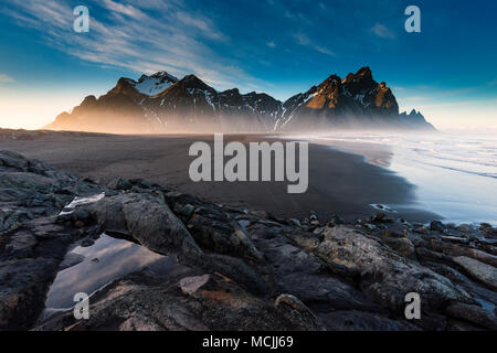 Berg Vestrahorn, schwarze Lava Beach am Cape Stokksnes, Hornvik Bay, Austurland, Iceland Stockfoto