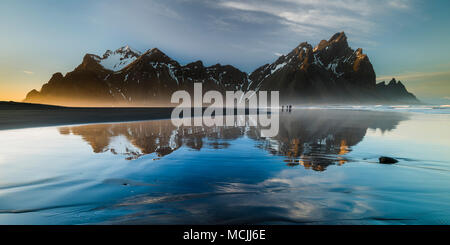 Berg Vestrahorn, schwarze Lava Beach am Cape Stokksnes, Hornvik Bay, Austurland, Iceland Stockfoto