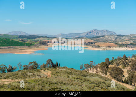 Quebrada del Conde de Guadalhorce Reservoir, türkisfarbenen See in einem trockenen Landschaft, aufgestauten Fluss Guadalhorce, Andalusien, Spanien Stockfoto