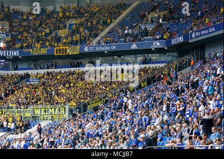 Sport, Fußball, Bundesliga, 2017/2018, FC Schalke 04 vs BVB Borussia Dortmund 2:0, Veltins Arena Gelsenkirchen, Ständer, Zuschauer, Fans von Dortmund und Schalke Stockfoto