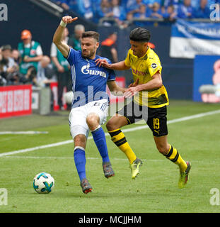 Sport, Fußball, Bundesliga, 2017/2018, FC Schalke 04 vs BVB Borussia Dortmund 2:0, Veltins Arena Gelsenkirchen, Szene des Spiels, Daniel Caligiuri (S04) links und Mahmoud Dahoud (BVB) Stockfoto