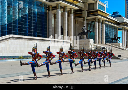 Ehrenmitglieder Guard der mongolischen Streitkräfte vor dem Parlament auf Sukhbaatar Platz, Ulaanbaatar, Mongolei Stockfoto