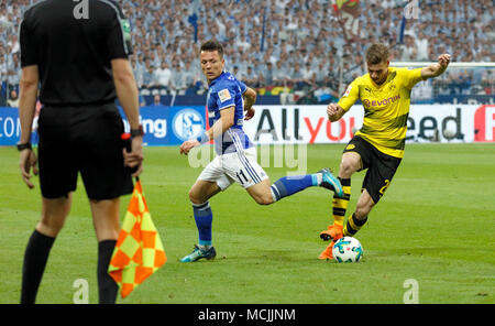 Sport, Fußball, Bundesliga, 2017/2018, FC Schalke 04 vs BVB Borussia Dortmund 2:0, Veltins Arena Gelsenkirchen, Szene des Spiels, Yevhen Konoplyanka (S04) links und Lukasz Piszczek (BVB) Stockfoto