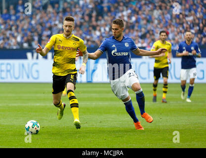 Sport, Fußball, Bundesliga, 2017/2018, FC Schalke 04 vs BVB Borussia Dortmund 2:0, Veltins Arena Gelsenkirchen, Szene des Spiels, Marco Reus (BVB) links und Marko Pjaca (S04) Stockfoto