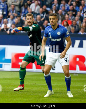 Sport, Fußball, Bundesliga, 2017/2018, FC Schalke 04 vs BVB Borussia Dortmund 2:0, Veltins Arena Gelsenkirchen, Szene des Spiels, keeper Ralf Faehrmann (S04) links und Franco Di Santo (S04) Stockfoto