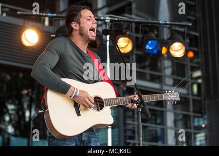 Der britische Sänger und Songschreiber Gareth Icke live am Blue Balls Festival Luzern, Schweiz Stockfoto