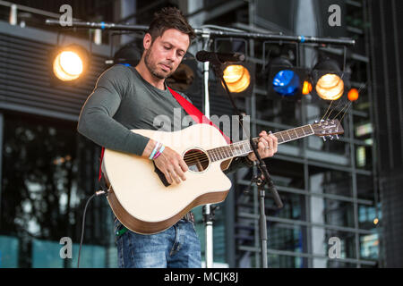 Der britische Sänger und Songschreiber Gareth Icke live am Blue Balls Festival Luzern, Schweiz Stockfoto