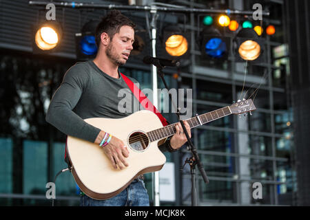 Der britische Sänger und Songschreiber Gareth Icke live am Blue Balls Festival Luzern, Schweiz Stockfoto