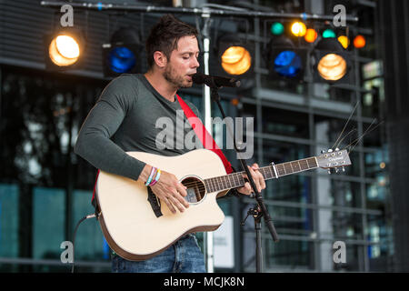 Der britische Sänger und Songschreiber Gareth Icke live am Blue Balls Festival Luzern, Schweiz Stockfoto