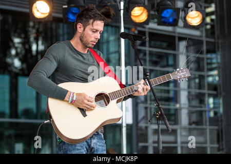 Der britische Sänger und Songschreiber Gareth Icke live am Blue Balls Festival Luzern, Schweiz Stockfoto