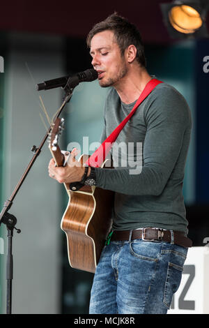 Der britische Sänger und Songschreiber Gareth Icke live am Blue Balls Festival Luzern, Schweiz Stockfoto