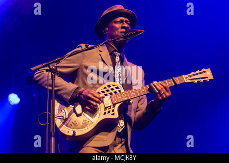 Der amerikanische Sänger und Songwriter Keb MO, live am Blue Balls Festival Luzern, Schweiz Stockfoto