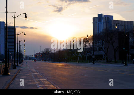 Leere Straße und dem Boulevard neben der Innenstadt von Detroit am Ende des Tages. Stockfoto