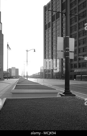 Ein schwarz-weißes Bild eines leeren Straße und Bürgersteig in Detroit am Ende des Tages. Stockfoto