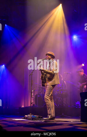 Der amerikanische Sänger und Songwriter Keb MO, live am Blue Balls Festival Luzern, Schweiz Stockfoto