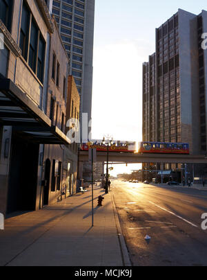 Detroit, Michigan/USA, April 8th, 2018: leere Straße und dem Boulevard mit Blick auf die Detroit People Mover am Ende des Tages. Stockfoto