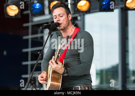 Der britische Sänger und Songschreiber Gareth Icke live am Blue Balls Festival Luzern, Schweiz Stockfoto