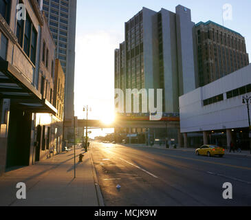 Leere Straße und dem Boulevard neben der Innenstadt von Detroit am Ende des Tages. Stockfoto