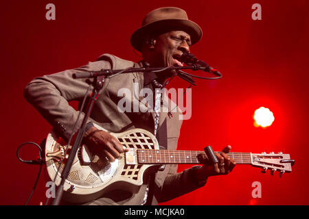 Der amerikanische Sänger und Songwriter Keb MO, live am Blue Balls Festival Luzern, Schweiz Stockfoto