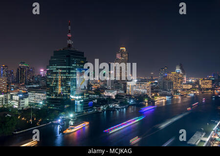 Blick auf die Stadt von Bangkok bei Nacht, Blick auf die Skyline und den Fluss, das Lebua State Tower, Bangkok, Thailand Stockfoto