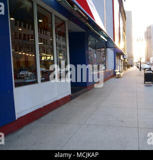 Leere Straße und dem Boulevard neben der Innenstadt von Detroit am Ende des Tages. Stockfoto