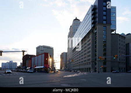 Leere Straße und dem Boulevard neben der Innenstadt von Detroit am Ende des Tages. Stockfoto