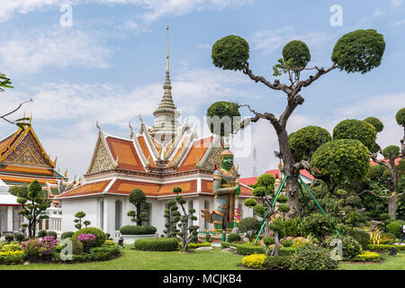 Tempel mit tempelwachen, Wat Arun, Tempel der Morgenröte, Bangkok, Thailand Stockfoto