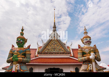 Tempel mit tempelwachen, Wat Arun, Tempel der Morgenröte, Bangkok, Thailand Stockfoto