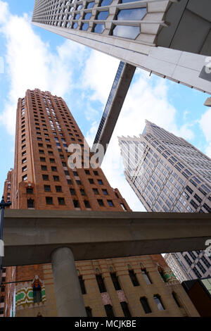 Wolkenkratzer in Detroit mit einem fussgänger Überführung und Anschluss der Detroit People Mover, eine grafische Komposition. Stockfoto