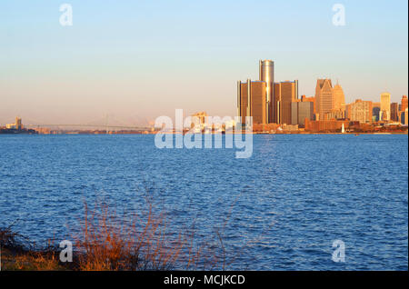 Downtown Detroit Aussicht von Belle-Isle bei Sonnenaufgang mit Blick auf die Brücke nach Windsor, Ontario, Kanada. Stockfoto