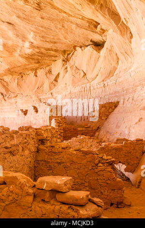 17 oder 16 Zimmer Ruine, einer uralten Puebloan in einem nach Norden ausgerichteten Alkoven entlang dem San Juan River in der Nähe von Bluff, Utah ruinieren. Stockfoto