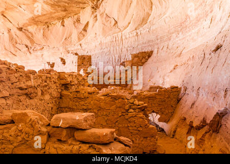 17 oder 16 Zimmer Ruine, einer uralten Puebloan in einem nach Norden ausgerichteten Alkoven entlang dem San Juan River in der Nähe von Bluff, Utah ruinieren. Stockfoto