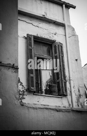 Low Angle View Fenster im Altbau, Griechenland Stockfoto