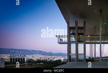 Blick auf zwei Menschen bei Stavros Niarchos Foundation Cultural Center, Athen, Griechenland Stockfoto