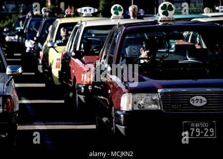 Zu Fuß aus dem Bahnhof in Kyoto, Japan, viele Taxi Fahrer können gesehen Warten auf Tarife scheinbar in einem Zustand der Langeweile. Stockfoto