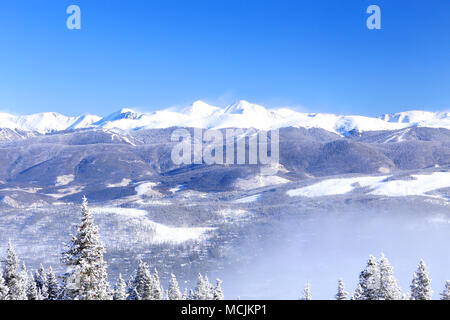 Aussicht auf die schneebedeckten Rocky Mountains von Colorado Skigebiet Breckenridge Stockfoto