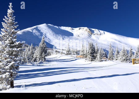 Aussicht auf die schneebedeckten Rocky Mountains von Colorado Skigebiet Breckenridge Stockfoto