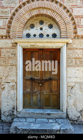 Historische geschlossene Tür in die Kirche der Heiligen Apostel, Athen, Griechenland Stockfoto