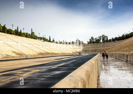 Ansicht der Rückseite des Menschen auf fußgängerweg an panathinaiko Stadion, Athen, Griechenland, Europa Stockfoto