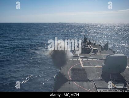 180413-N-IC 246-0138 ATLANTIK (13. April 2018) Die geführte Anti-raketen-Zerstörer USS Arleigh Burke (DDG51) feuert seine 5-inch Gun während einer Live-fire Übung. (U.S. Marine Foto von Mass Communication Specialist Seaman Raymond Maddocks/Freigegeben) Stockfoto