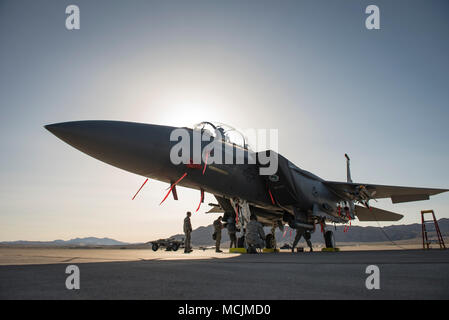 Flieger an die 389 Aircraft Maintenance Unit, Mountain Home Air Force Base, Idaho zugeordnet, führen Sie abschließende Prüfungen an einer F-15 Eagle fighter Jet während einer Last crew Wettbewerb auf der Nellis Air Force Base, Nevada, 13. April 2018. (U.S. Air Force Foto von Airman 1st Class Andrew D. Sarver) Stockfoto