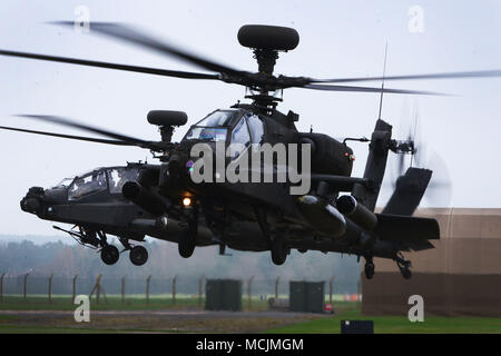 Zwei Apache AH Mk 1 Kampfhubschrauber der British Army Air Corps Air Squadron 663 zugeordnet vorbereiten an der Royal Air Force Lakenheath, England, April 10 zu landen. Die British Army Air Corps Züge regelmäßig mit US Air Force HH-60G helicopter Besatzungen der 56 Rescue Squadron zugeordnet Bereitschaft und zur Bekämpfung der Fähigkeiten zu erhalten. (U.S. Air Force Foto/Tech. Sgt. Matthäus Plew) Stockfoto