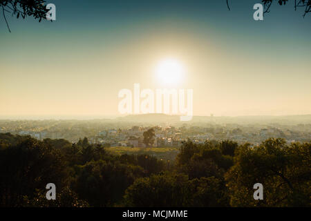 Blick auf Sun über die Stadt Athen in der Dämmerung, Griechenland Stockfoto