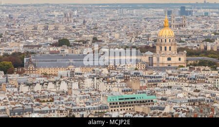 Luftbild vom Eiffelturm auf dem Hotel des Invalides, einem Pariser Monument Stockfoto