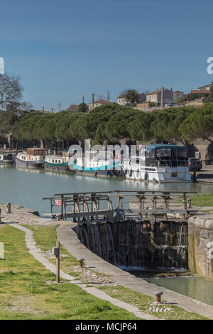 Kleine Boote in der Nähe der Uferstraße, Canal du Midi, Carcassonne, Frankreich Stockfoto