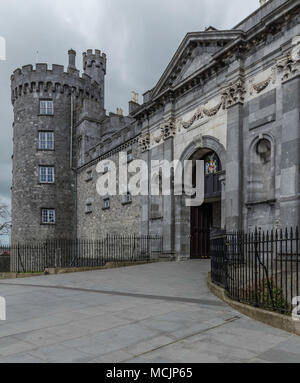 Kilkenny Castle Front Gate Eingang, Kilkenny, Irland, bewölkten Himmel Stockfoto