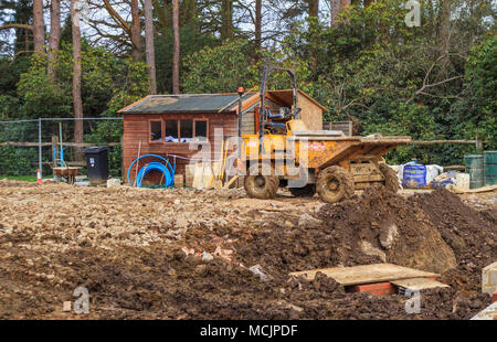 Dumper Fahrzeug auf einen schlammigen aufgewühlten bis Wohnungsbau Website in Surrey im Südosten Englands nach nassen, schlechtes Wetter Stockfoto