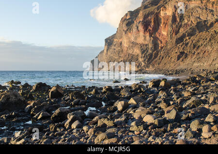 Playa del Inglés, schwarzer Sandstrand am Atlantik in La Gomera, eine der Kanarischen Inseln, Spanien Stockfoto