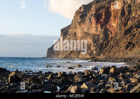 Playa del Inglés, schwarzer Sandstrand am Atlantik in La Gomera, eine der Kanarischen Inseln, Spanien Stockfoto