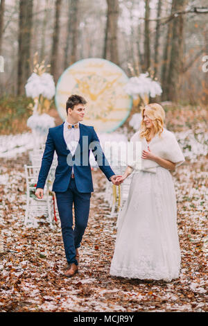 Schönes glückliches Paar auf der Hochzeit im Herbst Wald Stockfoto